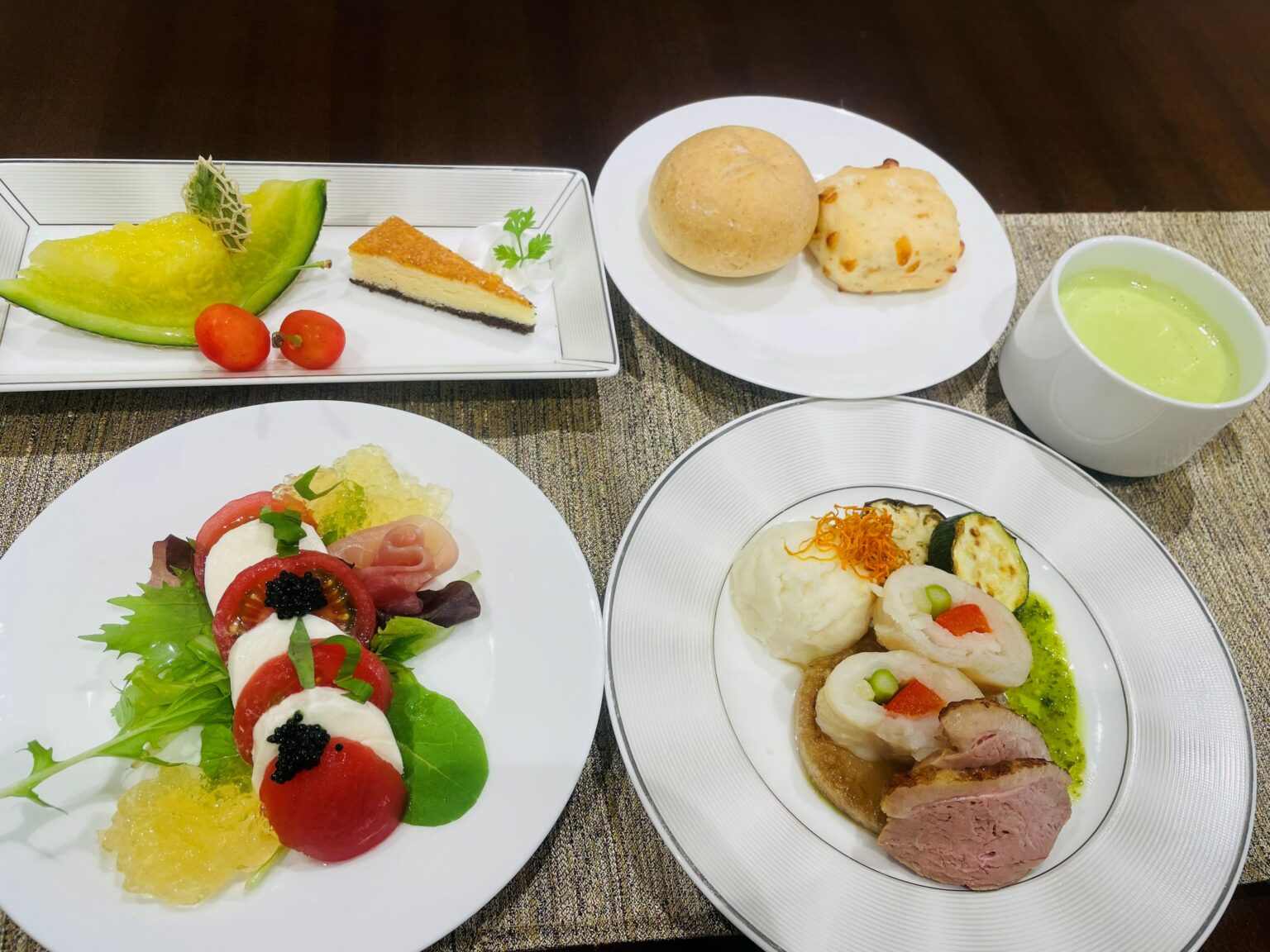 介護施設の栄養バランスの取れた食事。彩り豊かな複数皿が提供されている。