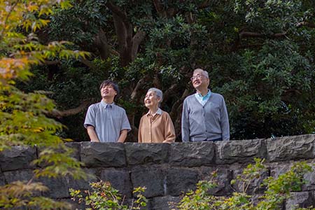 近隣の公園でウォーキング