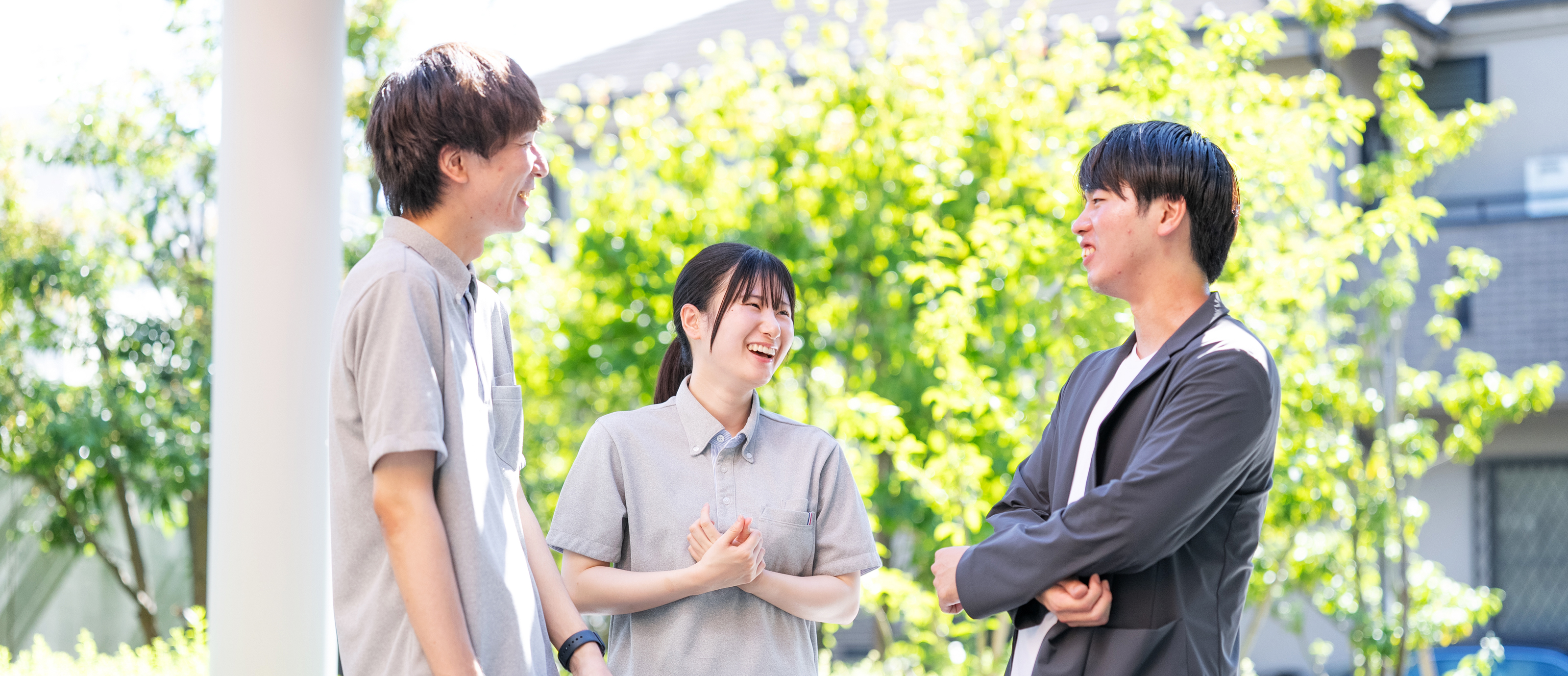 ["現場と本社が、","ひとつのチームとして支え合う"]